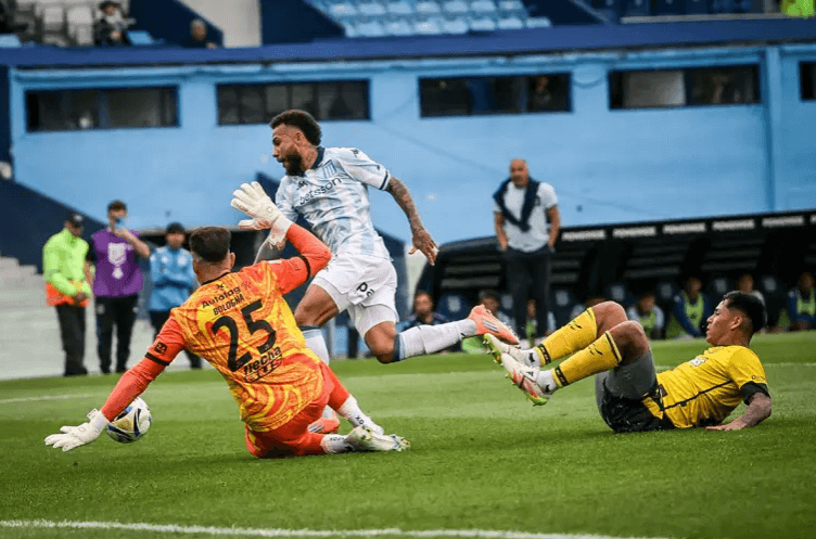 ¡Golazo de Vergara y Racing sigue vivo en la pelea!