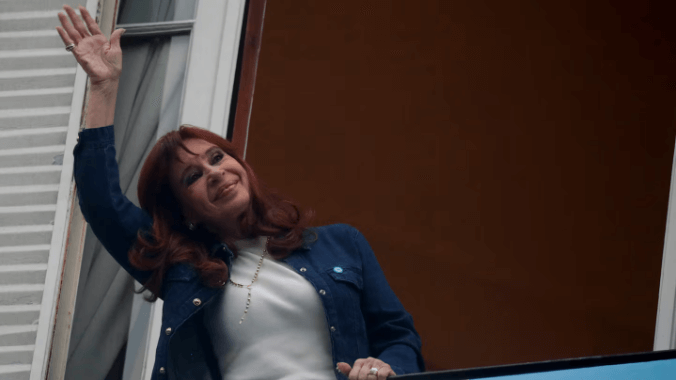 Cristina Kirchner reapareció y lanzó duras críticas al Gobierno: “A la Argentina la están liquidando”